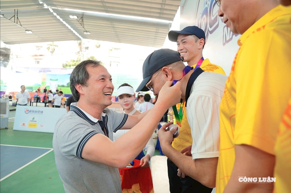 Pickleball-Turnier „Green Dream“ 2025: Preisverleihung für Herrendoppel über 40 Jahre und Mixed-Doppel unter 40 Jahren – Foto 3