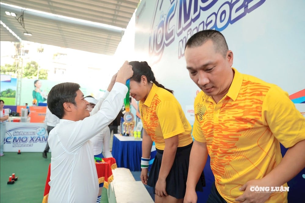 Pickleball-Turnier „Green Dream“ 2025: Preisverleihung für Herrendoppel über 40 Jahre und Mixed-Doppel unter 40 Jahren – Foto 4