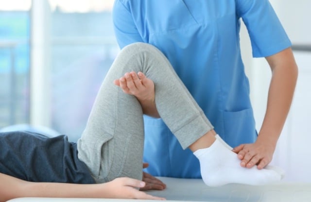 Vì sao ngồi nhiều khiến thoái hóa khớp bùng phát vào mùa lạnh?- Ảnh 2.