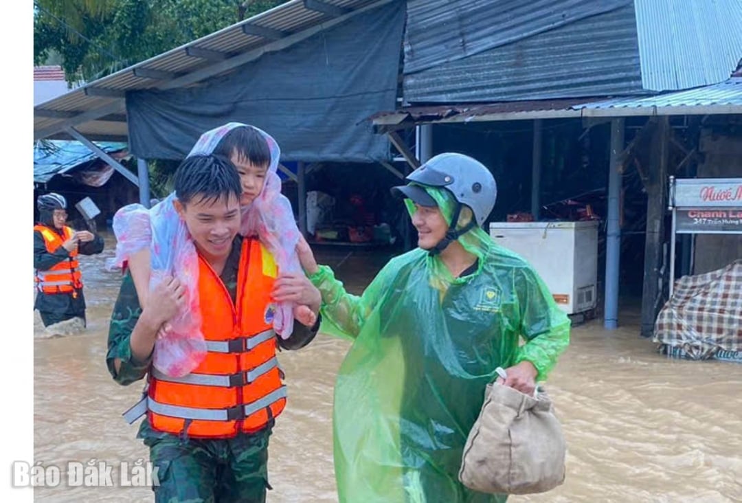 쉬안다이 국경 경비대 군인들이 홍수에 빠진 사람들을 구조하고 있다.