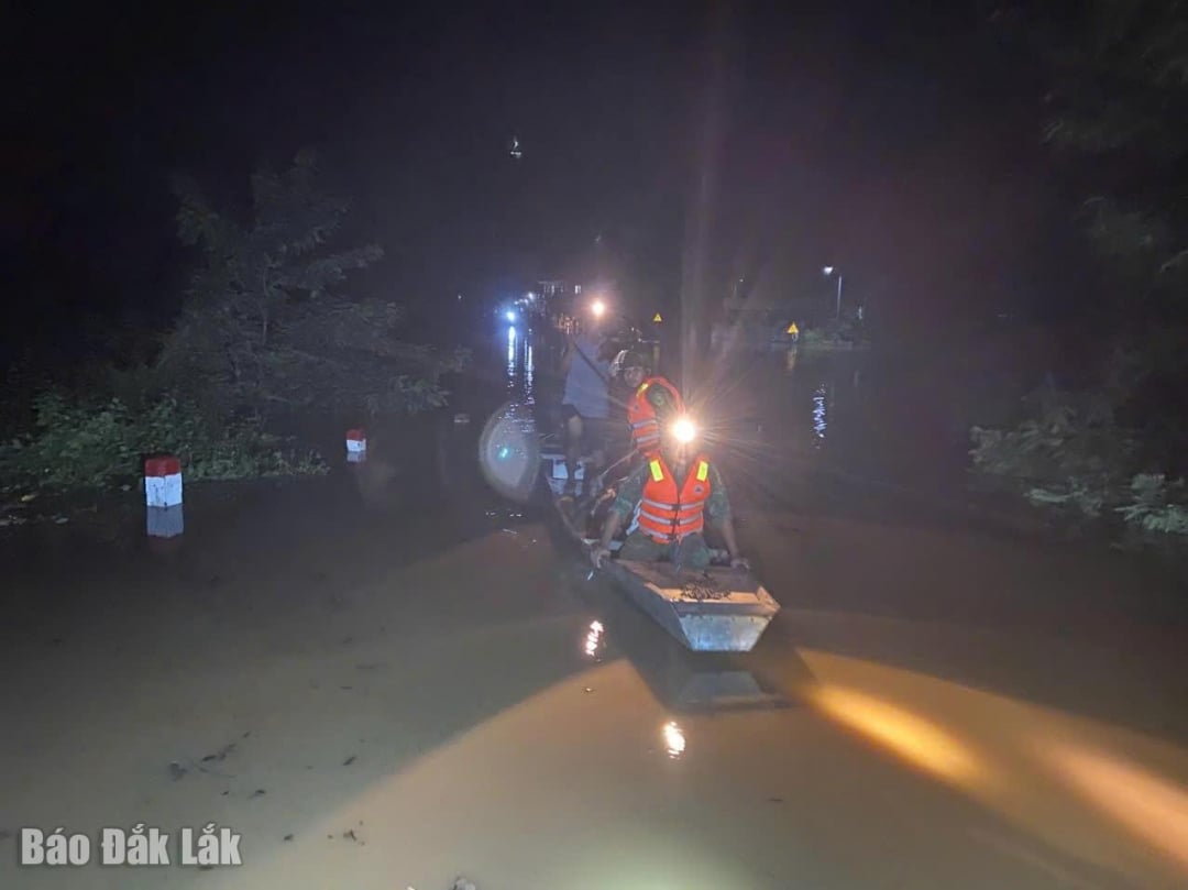 밤새 국경수비대와 실무 부대는 부온돈 국경에서 수색 및 구조 작전에 참여했습니다. 사진: Q.Anh
