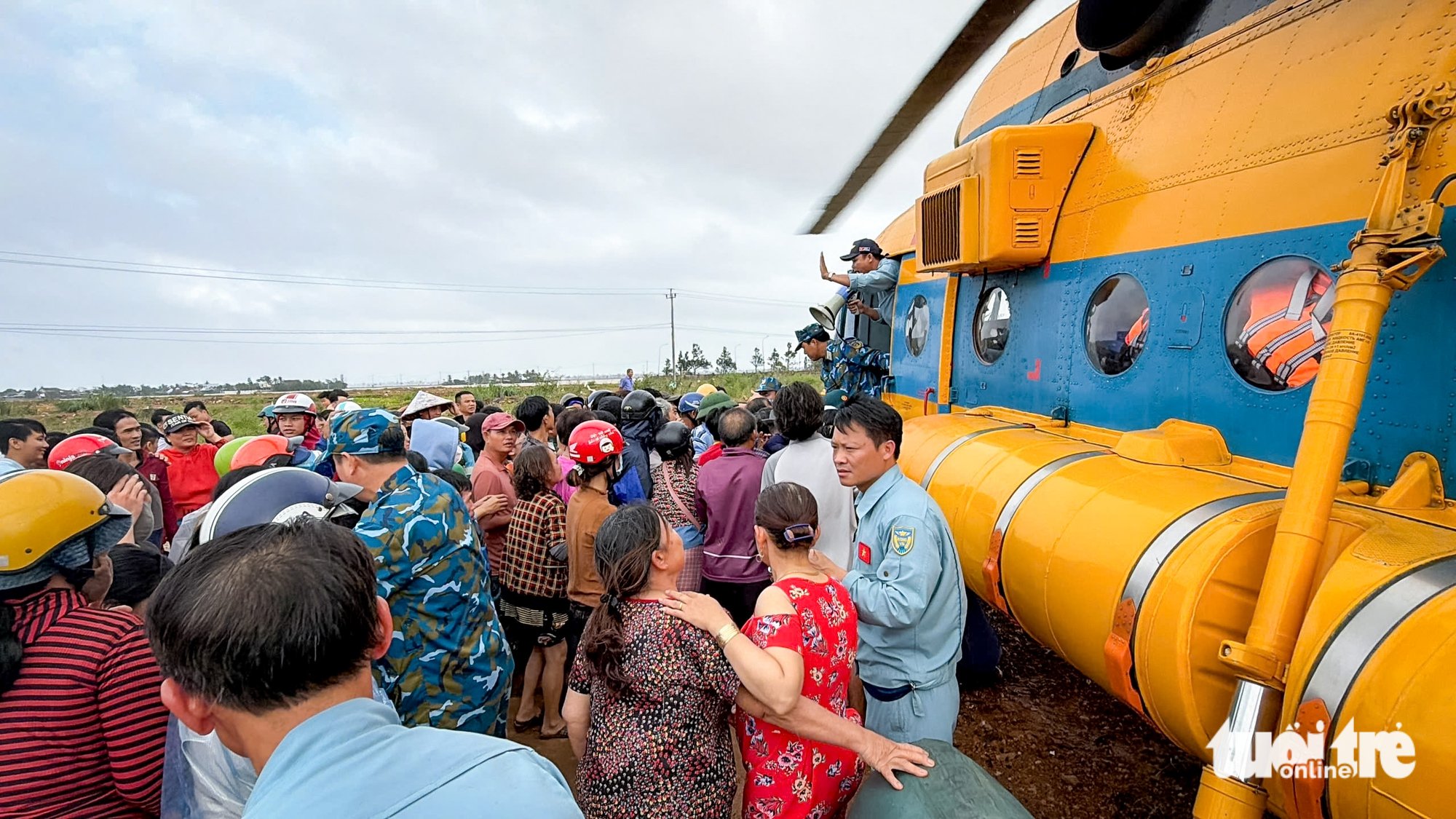 Người dân Phú Yên cũ ùa tới khi trực thăng trung đoàn 917 hạ cánh đưa hàng cứu trợ khẩn cấp