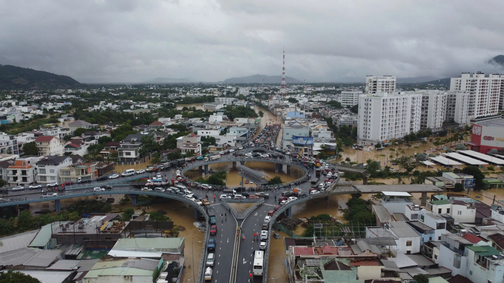 Rất đông xe ô tô tập trung trên nút giao Ngọc Hội thời điểm lũ lên cao