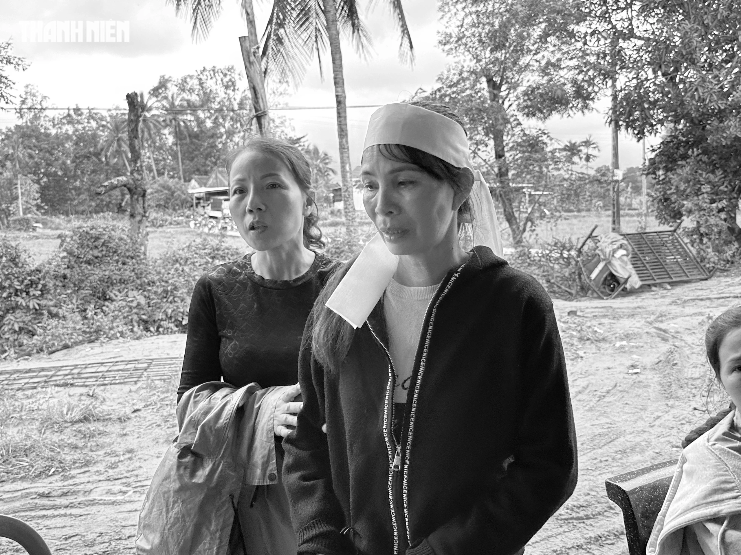 Những bàn thờ mới lập ở rốn lũ Hòa Thịnh: Nước mắt lăn dài giữa nỗi đau khôn nguôi