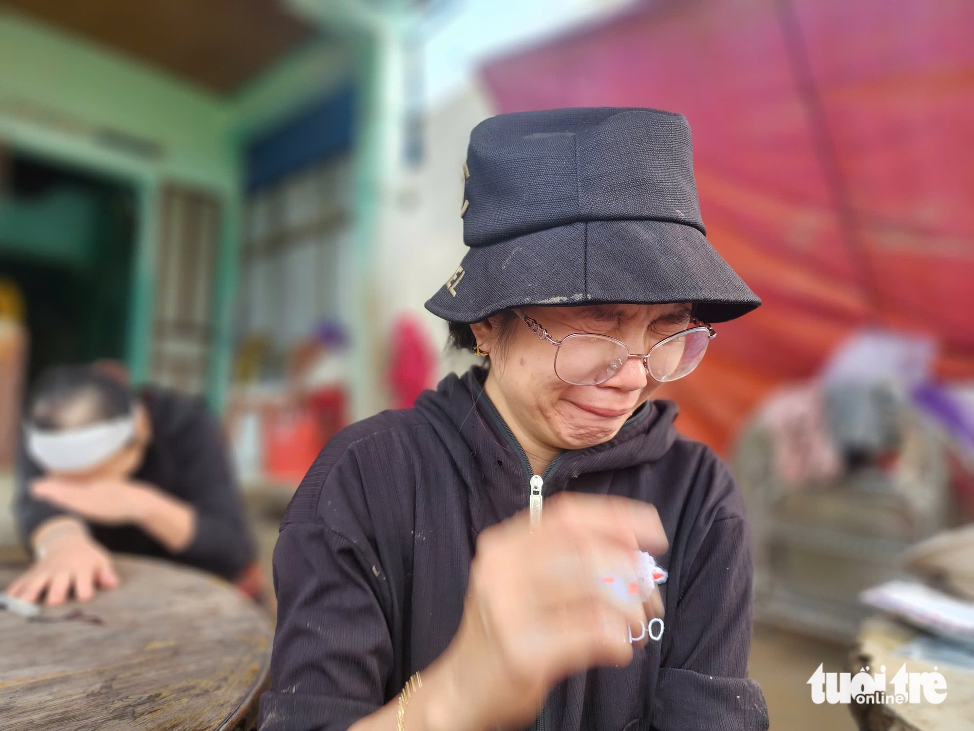 Hai người đàn ông chèo ghe vượt lũ cứu 6 phụ nữ và trẻ em khóc bám trên mái nhà