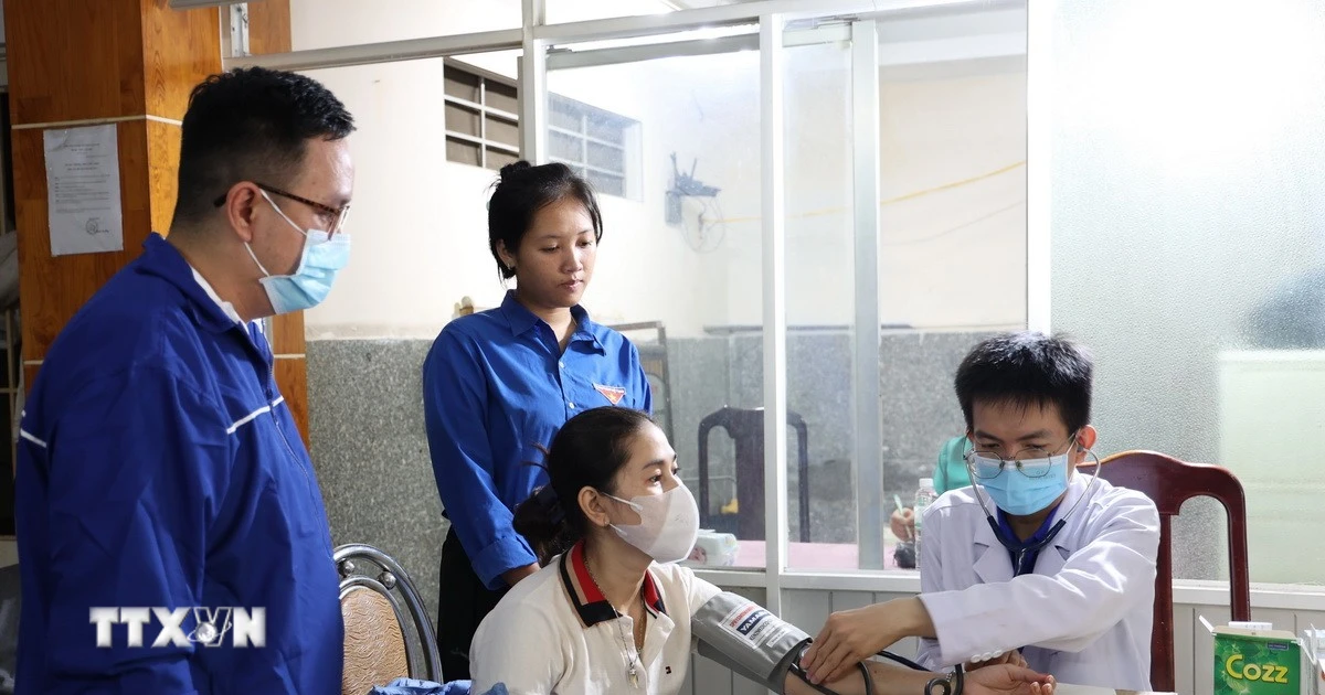 10.000 túi thuốc, hàng chục y bác sỹ TP Hồ Chí Minh đã đến với vùng lũ Khánh Hòa