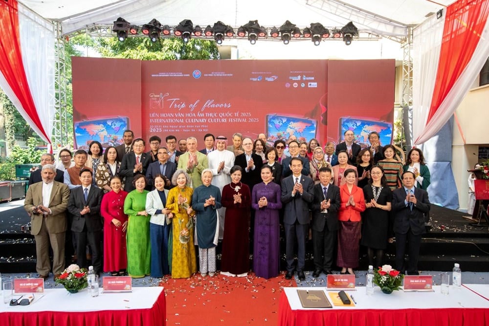 Para delegasi berfoto sebagai kenang-kenangan di Festival. (Foto: Panitia Penyelenggara)