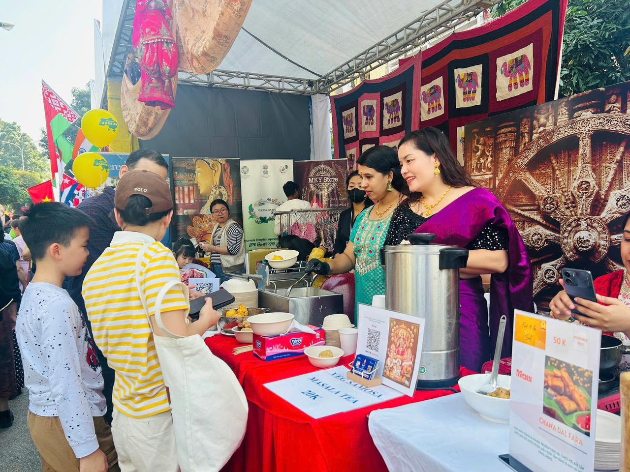Panitia memperkirakan hampir 20.000 pengunjung datang untuk berkunjung dan menikmati hidangan beragam dan khas dari berbagai negara (foto T.D).