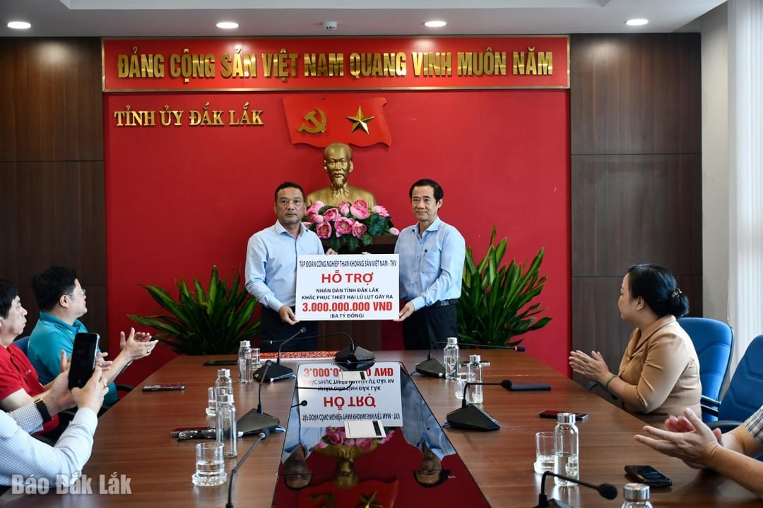 Der stellvertretende Parteisekretär der Vaterländischen Front und Zentralorganisationen Vietnams, Nguyen Thai Hoc, überreichte 3 Milliarden VND als Unterstützung vom Nationalen Kohle- und Mineralienkonzern Vietnams.