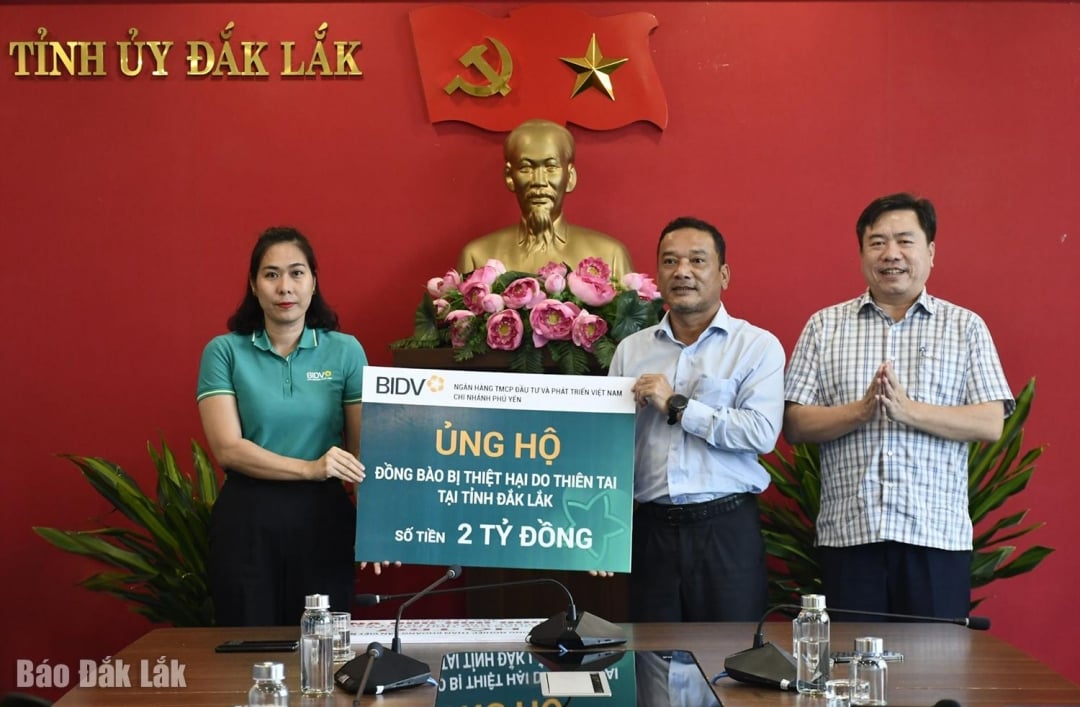 Dem BIDV-Vertreter wurden 2 Milliarden VND an Unterstützung zugesprochen.