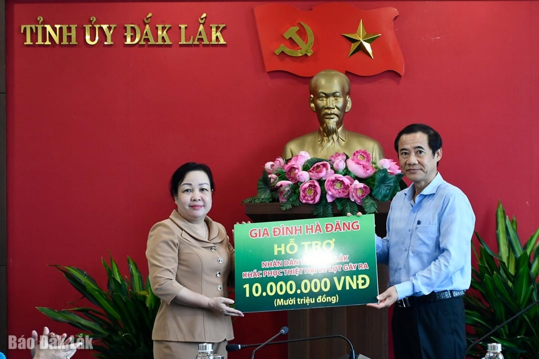 Der stellvertretende Parteisekretär der Vaterländischen Front und Zentralen Organisationen Vietnams, Nguyen Thai Hoc, überreichte 10 Millionen VND als Unterstützung von der Familie des Genossen Ha Dang.