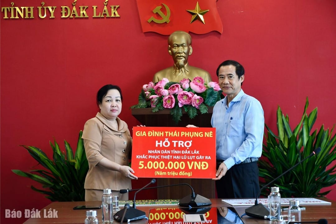 Der stellvertretende Parteisekretär der Vaterländischen Front und Zentralen Organisationen Vietnams, Nguyen Thai Hoc, überreichte 5 Millionen VND von der Familie des Genossen Thai Phung Ne als Zeichen der Unterstützung.