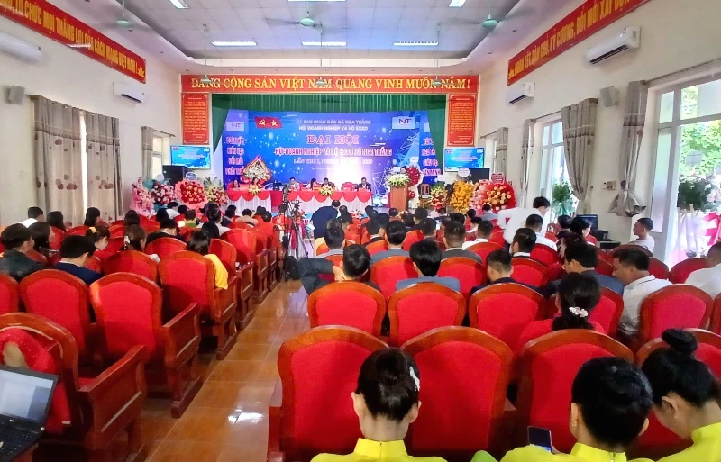 Перший з'їзд Асоціації підприємств та виробничо-ділових домогосподарств комуни Нга Тханг