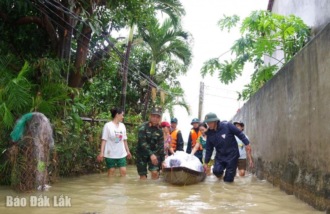 Bộ đội hỗ trợ nhu yếu phẩm đến từng người dân