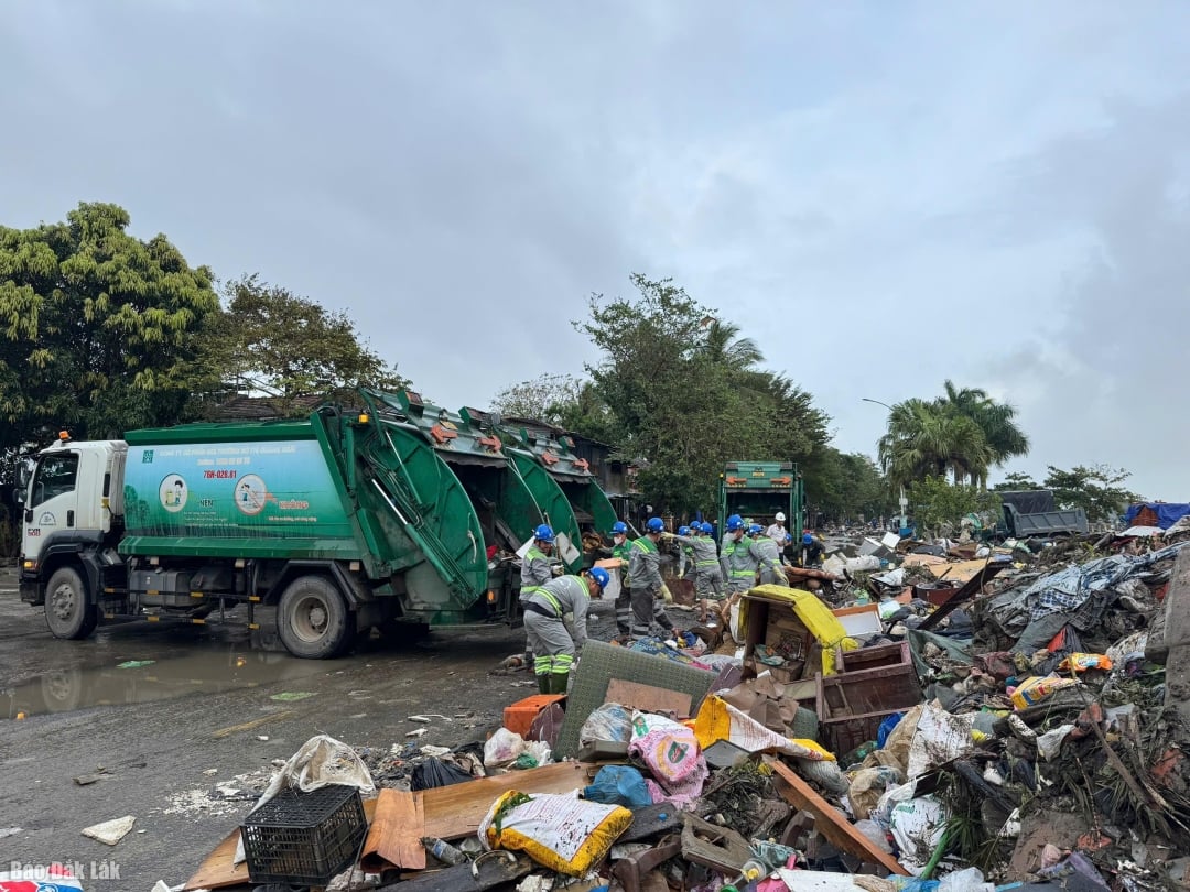 Huy động doanh nghiệp ngoài tỉnh hỗ trợ vệ sinh môi trường sau lũ