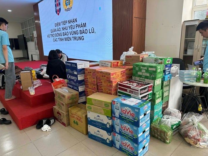 Tiếp sức cho sinh viên vùng lũ an tâm đến trường - Ảnh 1.