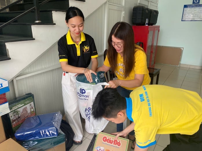 Tiếp sức cho sinh viên vùng lũ an tâm đến trường - Ảnh 2.