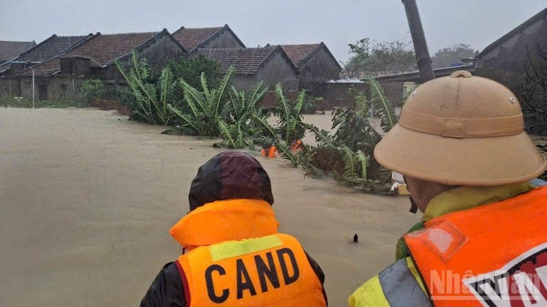 Dự báo mưa lớn tiếp diễn ở khu vực thành phố Huế, Đà Nẵng và Quảng Ngãi