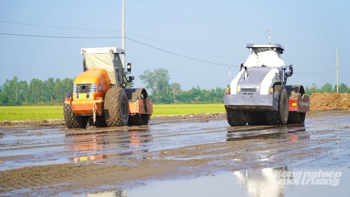 Bygging av transportinfrastruktur i Dong Thap, som bidrar til å fremme utbetaling av offentlige investeringer og forbedre forbindelser for å tjene økonomisk utvikling. Foto: Le Hoang Vu. Thi công hạ tầng giao thông tại Đồng Tháp, góp phần thúc đẩy giải ngân đầu tư công và hoàn thiện kết nối phục vụ phát triển kinh tế. Ảnh: Lê Hoàng Vũ.
