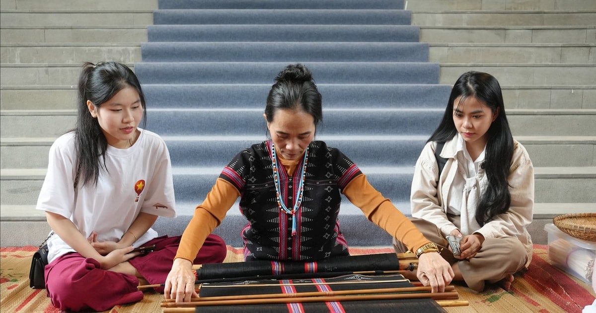 Gieo tình yêu di sản cho người trẻ