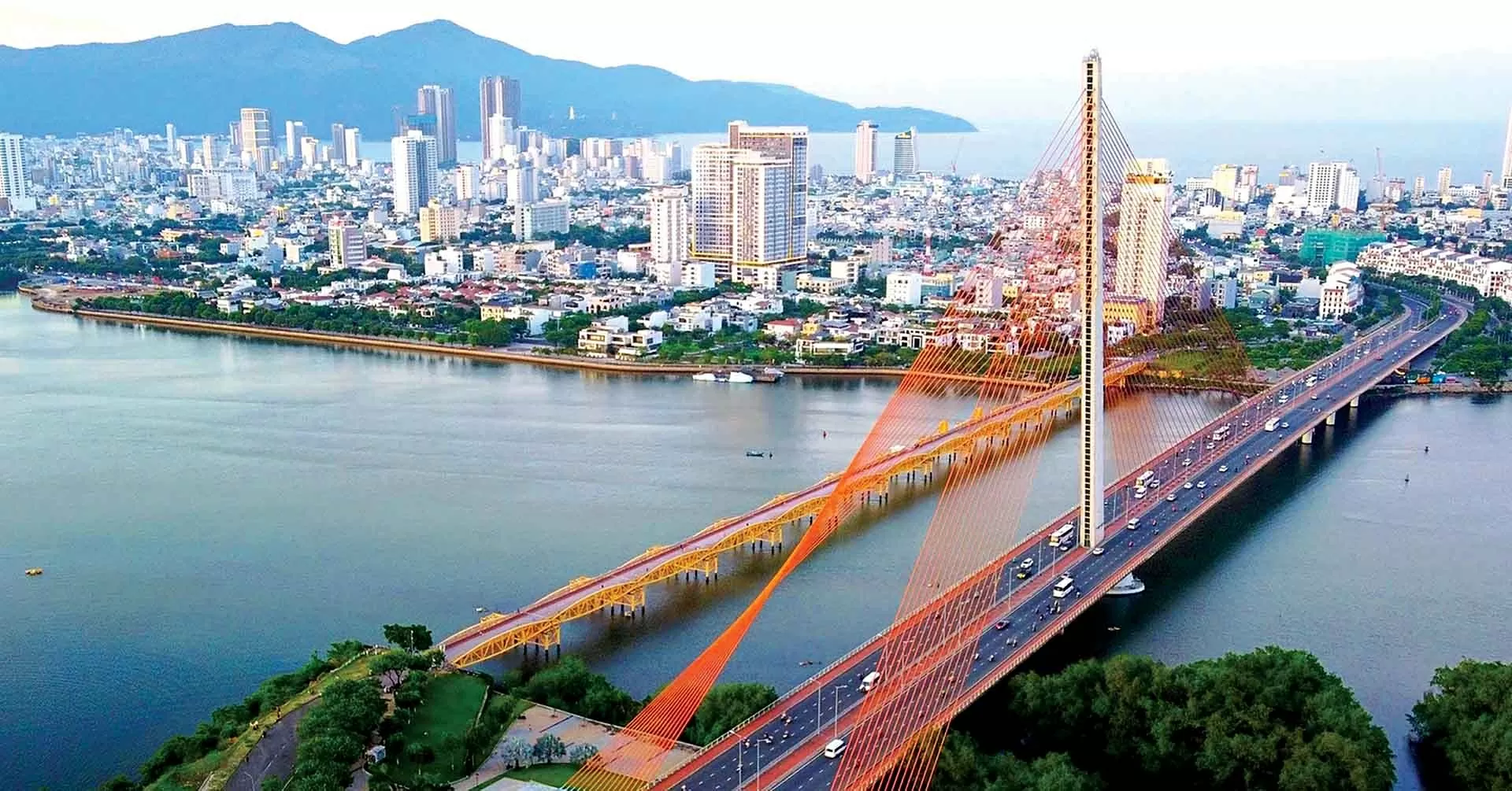 За первые 5 месяцев 2025 года престиж и позиции Вьетнама на международной арене продолжали расти. (Источник: Vietnamnet) 5 tháng đầu năm 2025, uy tín, vị thế của Việt Nam trên trường quốc tế tiếp tục được nâng lên. (Nguồn: Vietnamnet)