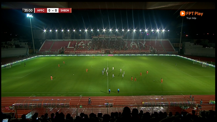 Sân Lạch Tray có sự cố, trận Hải Phòng - Ninh Bình đá trễ - Ảnh 1.