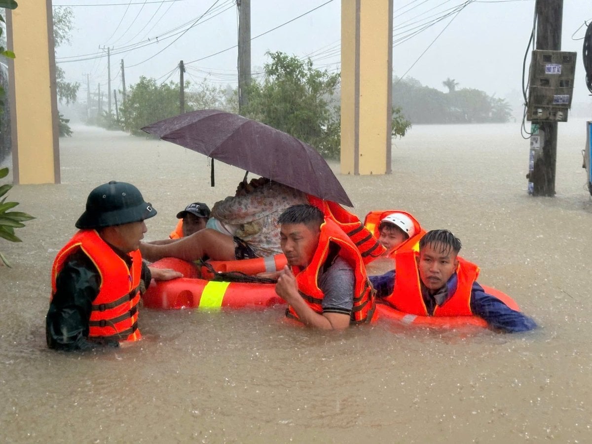 Lực lượng bộ đội, công an liên tục hỗ trợ di dời người dân khỏi khu vực ngập sâu. Ảnh: Công an Đắk Lắk.