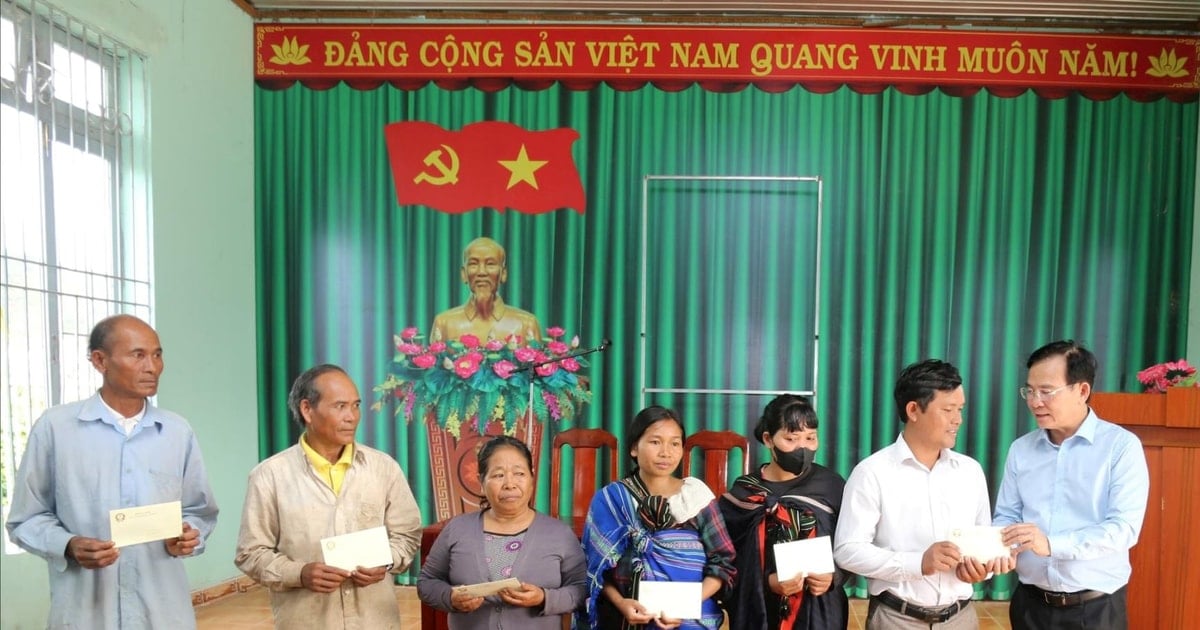 Chủ tịch UBND tỉnh Lâm Đồng động viên người dân, doanh nghiệp thiệt hại do mưa lũ tại xã Đam Rông 4