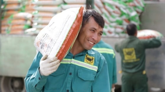 Bình Điền trao 1.600 gói sinh kế giúp nông dân Thanh Hóa sau bão lũ