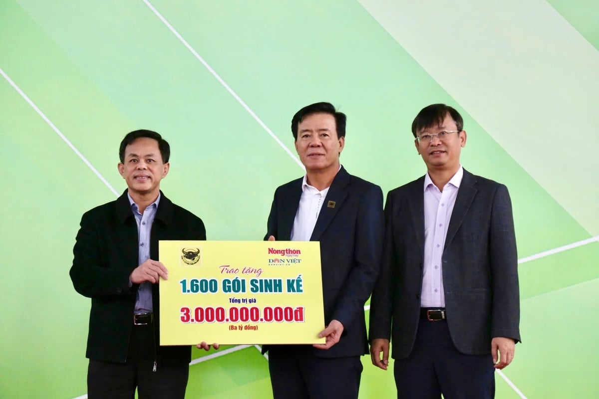 Ông Ngô Văn Đông (giữa) Tổng Giám đốc Công ty CP Phân bón Bình Điền trao biểu trưng 1.600 gói sinh kế cho xã Nông Cống, tỉnh Thanh Hoá. Ảnh: Ngọc Vân.