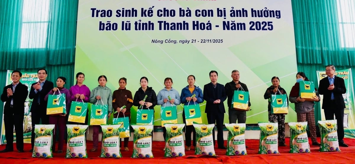 Chương trình trao gói sinh kế, gồm lúa giống và phân bón, đi kèm chuyển giao kỹ thuật canh tác tiên tiến cho bà con nông dân. Ảnh: Ngọc Vân.