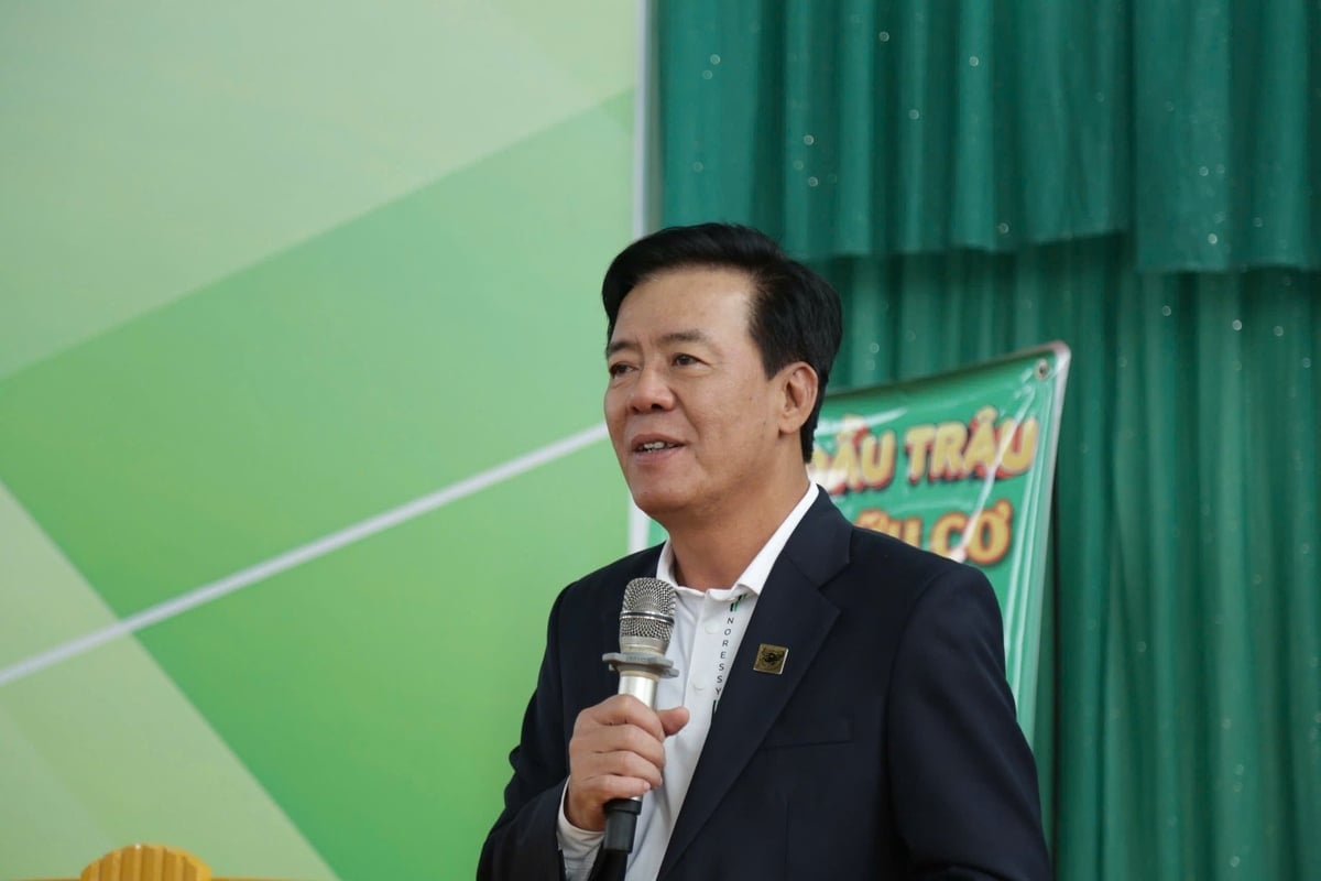 Ông Ngô Văn Đông, Tổng Giám đốc Công ty Bình Điền chia sẻ với mong muốn giúp bà con giảm bớt gánh nặng thiệt hại do thiên tai và có thêm động lực khôi phục sản xuất sau bão lũ. Ảnh: Ngọc Vân.