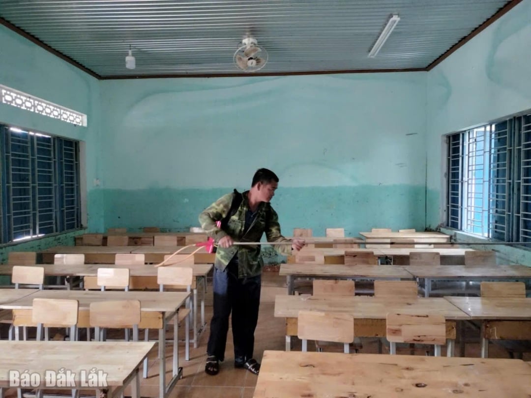 Personel medyczny rozpyla środek dezynfekujący w szkole średniej Hoa Phong (gmina Cu Pui).