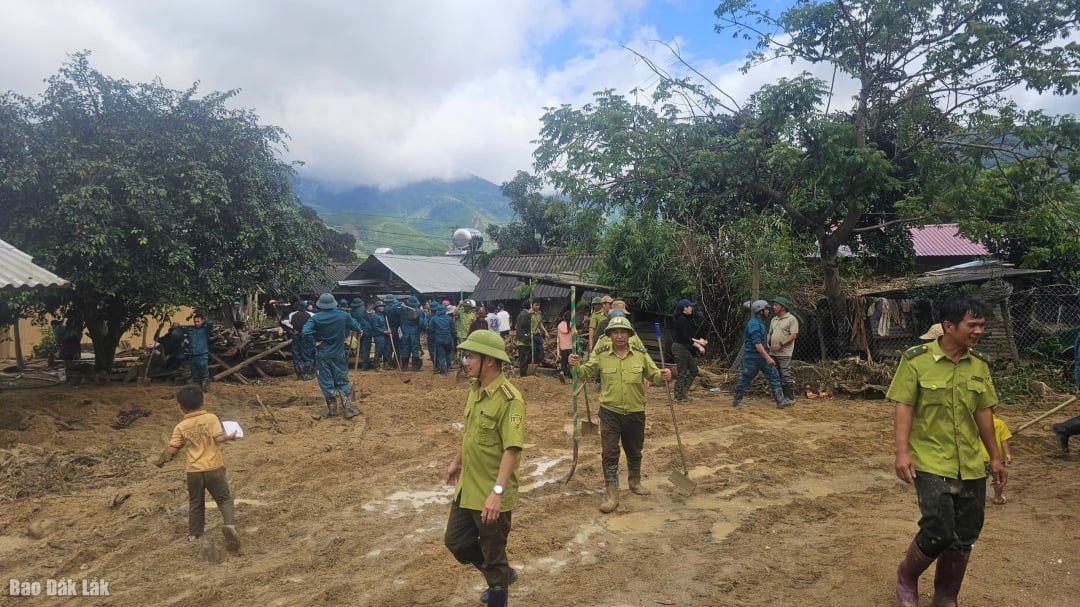 Władze wspierają usuwanie skutków powodzi w gminie Cu Pui.