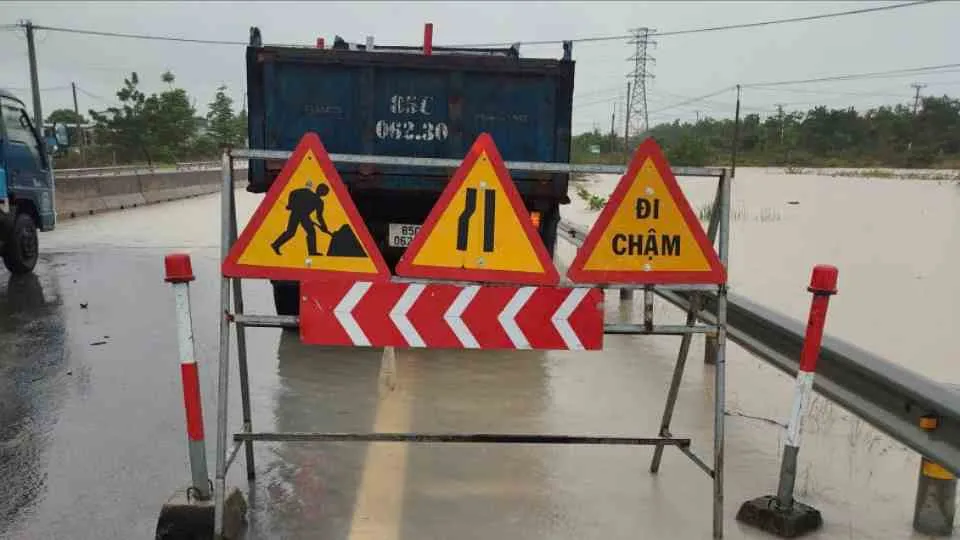 Còn nhiều điểm ách tắc trên các tuyến quốc lộ qua khu vực Nam Trung bộ