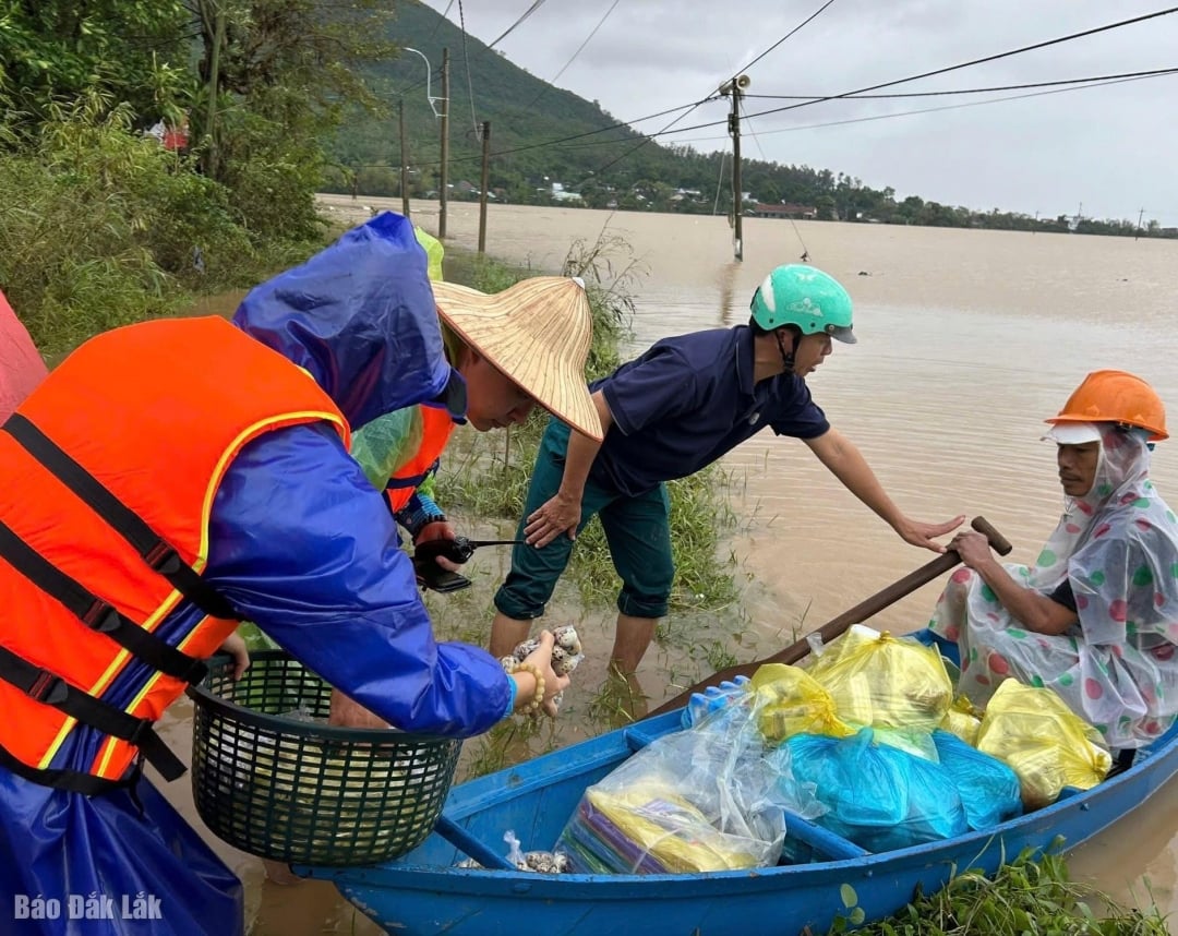 Nghĩa đồng bào giữa những ngày mưa lũ