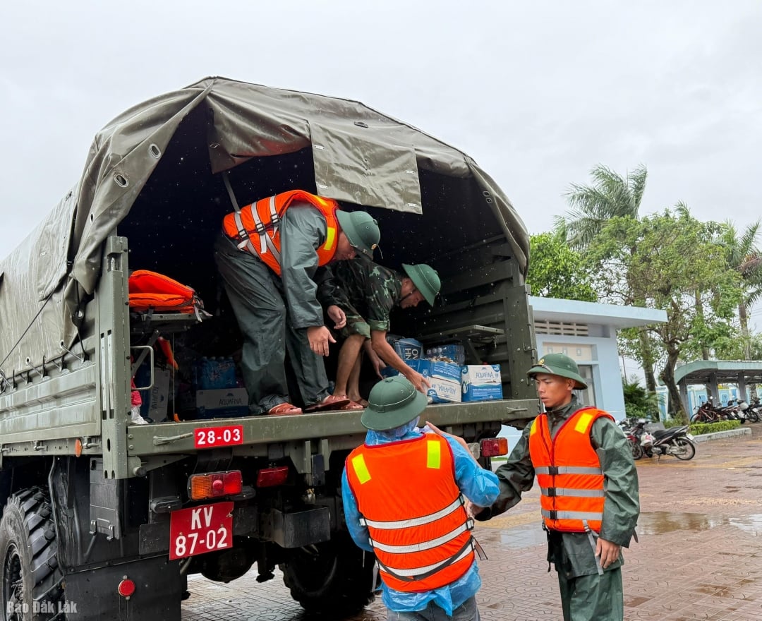 De volksondersteuningstroepen hebben onvermoeibaar gewerkt.
