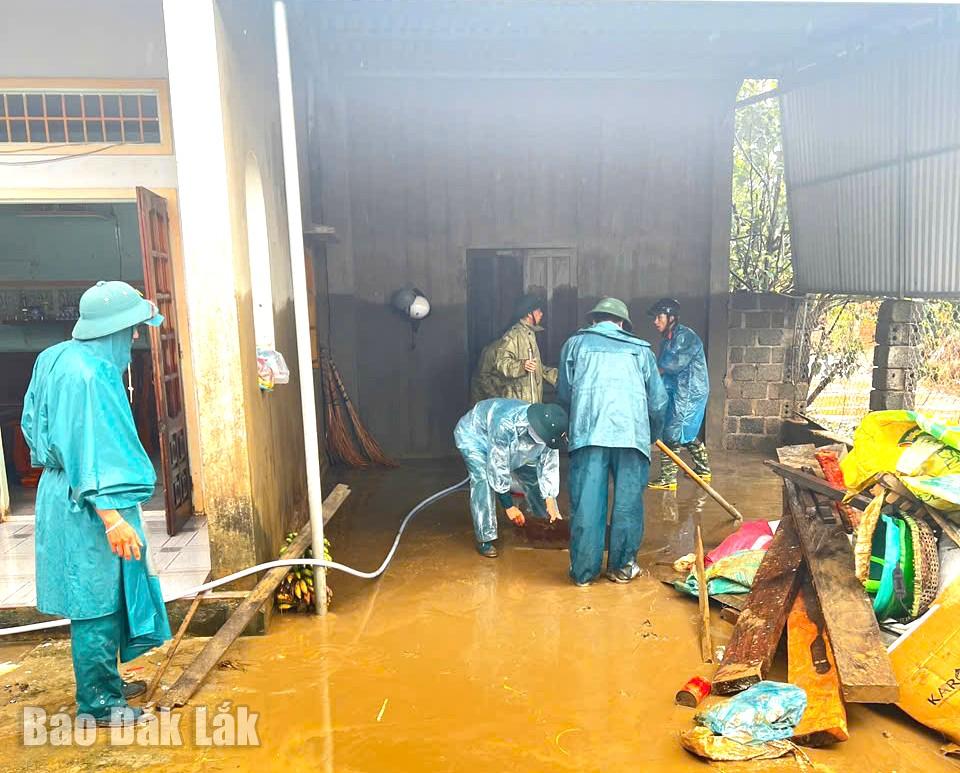 Ударні сили допомагали з очищенням затоплених будинків, щоб домогосподарства стабілізували своє життя.