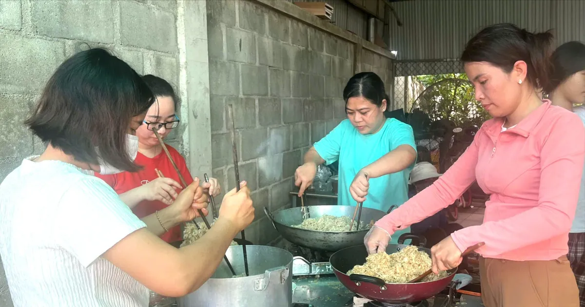 Người dân TPHCM gói từng chiếc bánh, rang từng mẻ chà bông gửi cho người dân vùng lũ