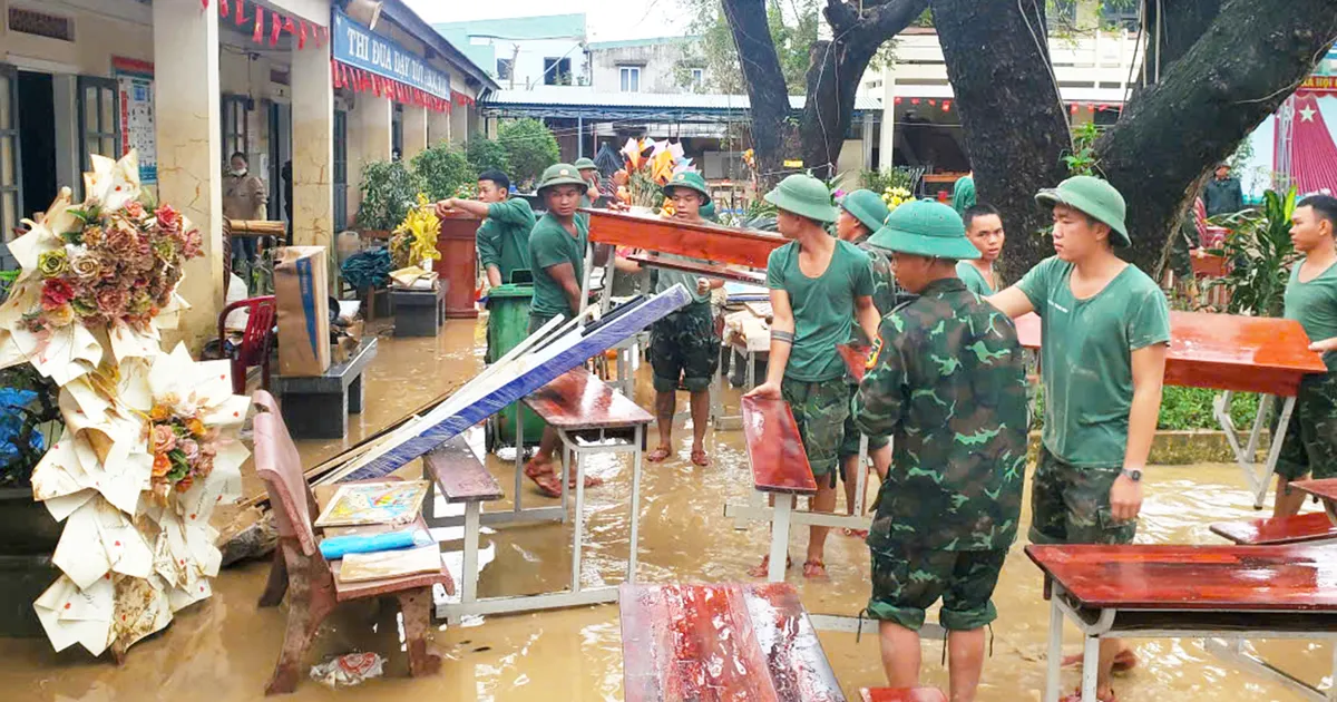 Bộ đội bám trụ giúp các trường vệ sinh sau lũ