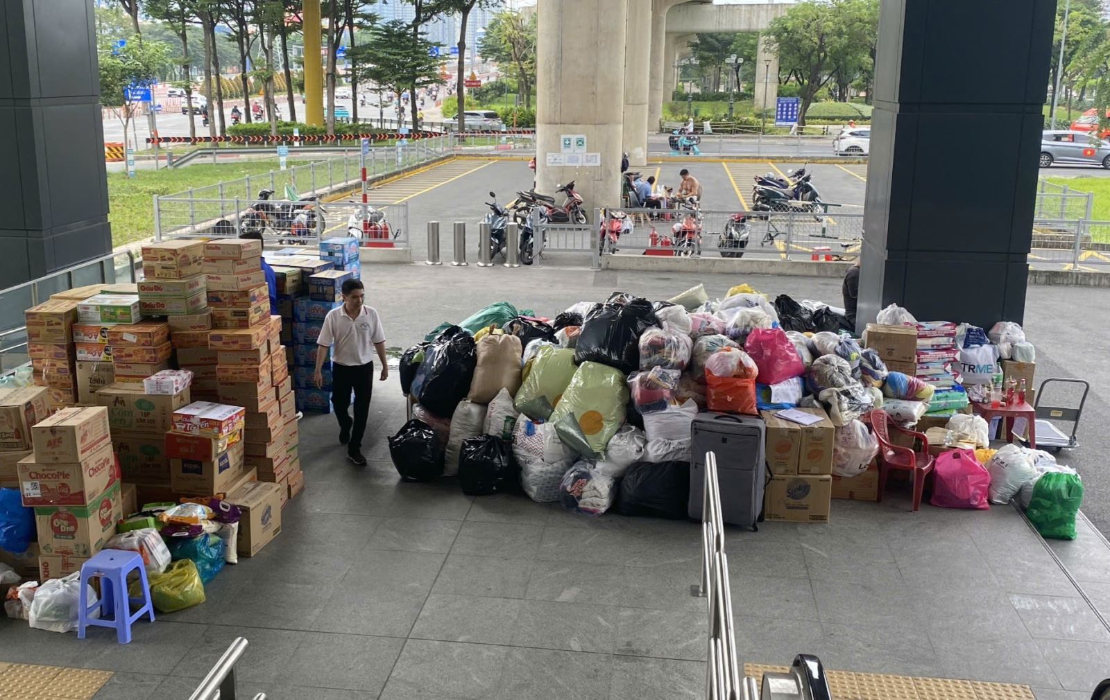 Metro Bến Thành - Suối Tiên tiếp nhận hơn 180 tấn hàng hóa cứu trợ gửi về miền Trung