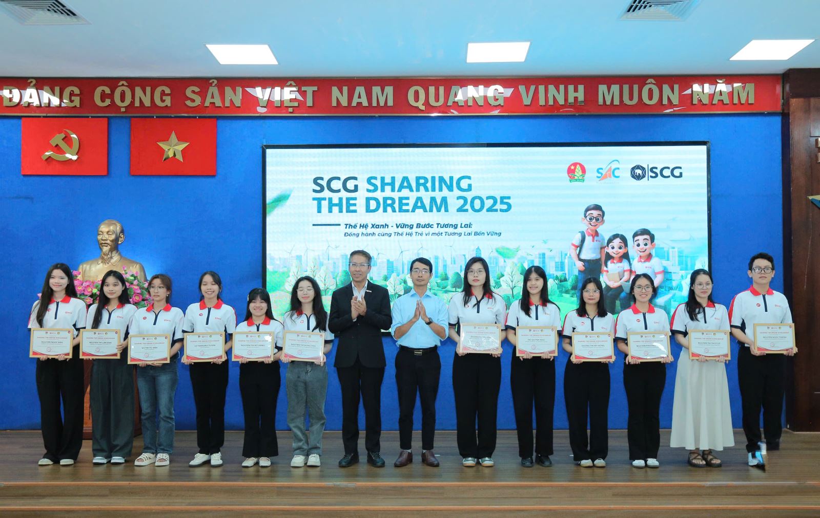 Trao học bổng cho sinh viên, học sinh nghèo vượt khó tại các tỉnh phía Nam