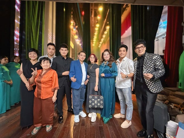 NSƯT Kim Tiểu Long kể chuyện ngồi ghế nóng 'Hài hát tình ca'- Ảnh 1.