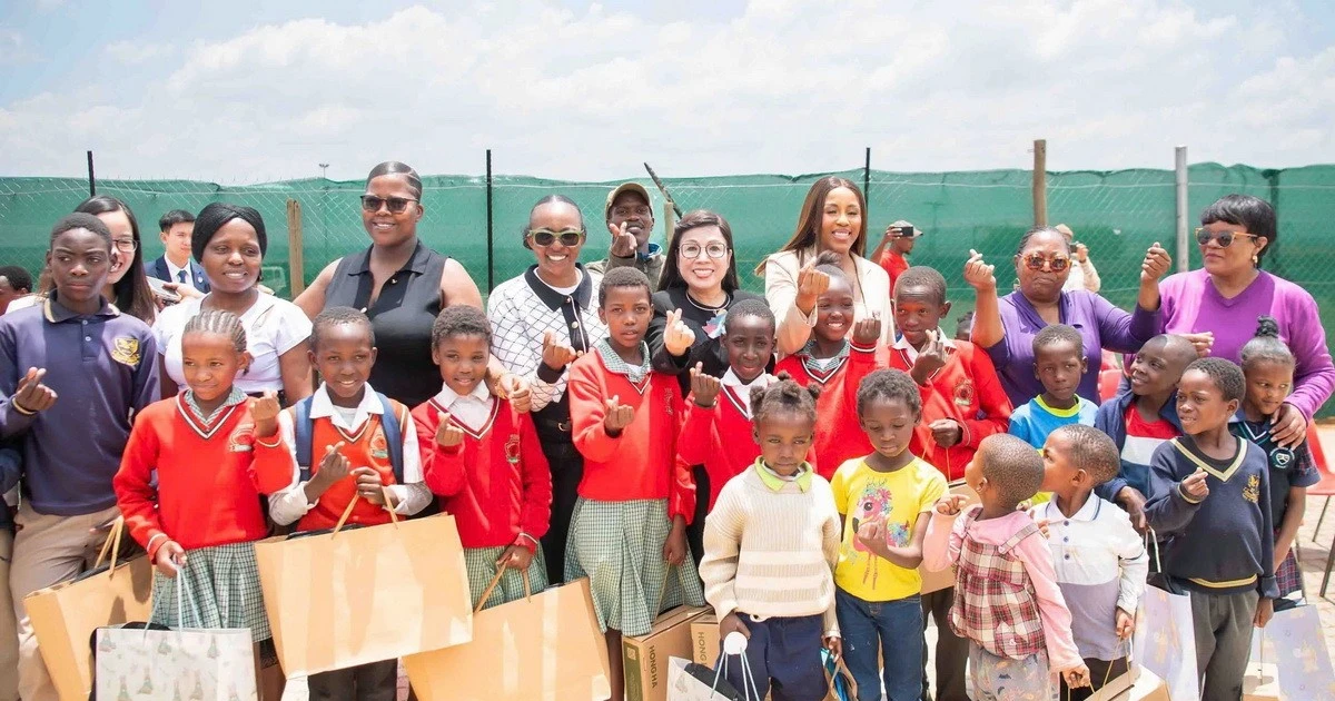 Phu nhân Thủ tướng thăm và tặng quà người dân khu Tsakane ở Nam Phi
