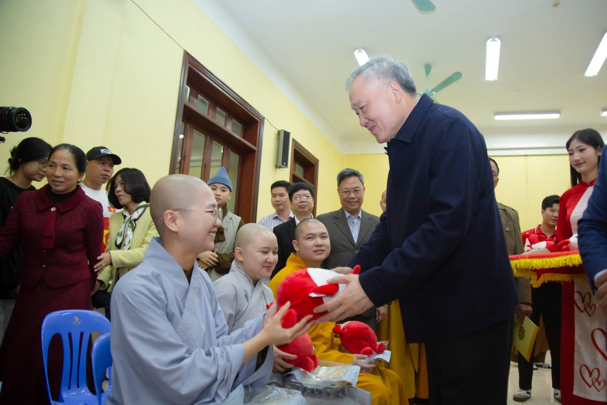 Ngày hội ‘Hiến máu cứu người - Hành Bồ Tát đạo’, hướng về đồng bào miền Trung, Tây Nguyên bị ảnh hưởng mưa lũ- Ảnh 1.