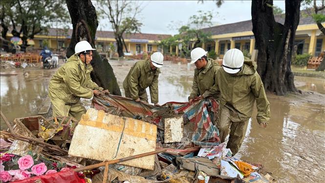 Quân đội tập trung hỗ trợ tái thiết các công trình, ổn định đời sống nhân dân sau mưa lũ