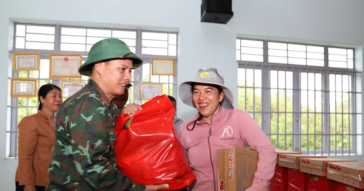 Quân khu 7 hỗ trợ người dân vùng ngập lụt Nam Đà