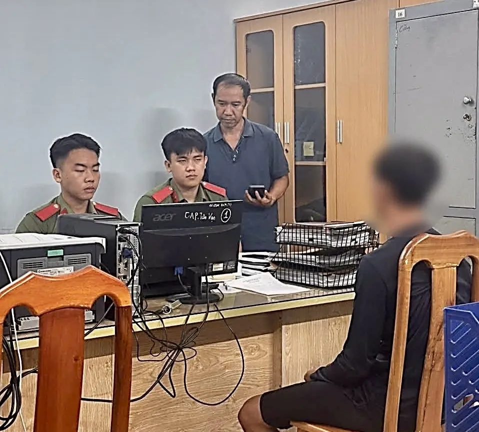 ドンナイ省ビエンホア区警察は、洪水に関する虚偽の情報を提供した人物を召喚し、記録を作成した。写真：CAT