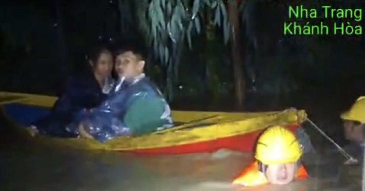 Nhân viên kỹ thuật nhà mạng giải cứu 2 trẻ mắc kẹt giữa dòng nước lũ