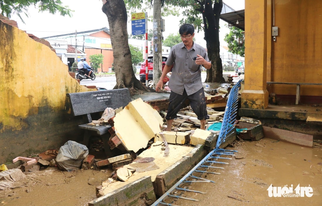 Trường học ở Khánh Hòa tan hoang sau ngập lụt lịch sử, bộ đội chung tay dọn dẹp - Ảnh 5.